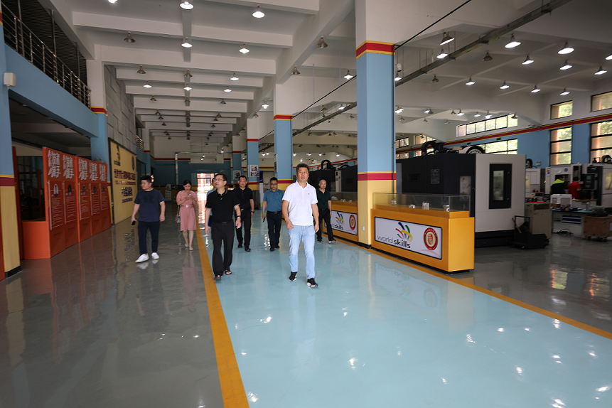 株洲市總工會(huì)副主席劉必林一行來學(xué)院調(diào)研