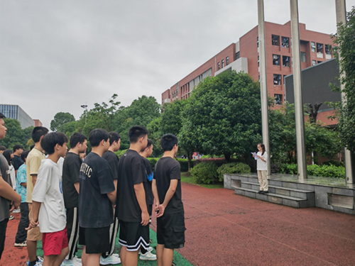 篤志勤學(xué)啟新程，攜手并進(jìn)創(chuàng)輝煌——公共管理系升旗儀式圓滿(mǎn)舉行