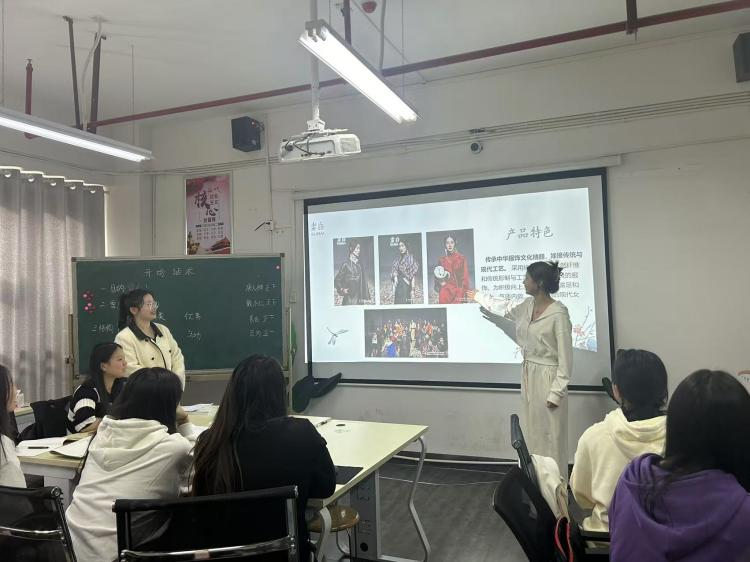 依托企業(yè)真實任務(wù)，助力學(xué)生專業(yè)成長——經(jīng)貿(mào)物流系公開課紀(jì)實