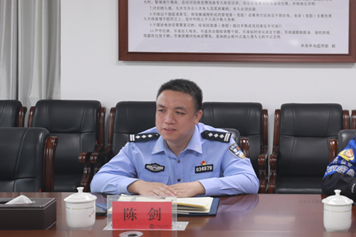 學(xué)院聘請(qǐng)市公安局經(jīng)開分局 黨委副書記、副局長(zhǎng)陳劍同志擔(dān)任法治副校長(zhǎng)