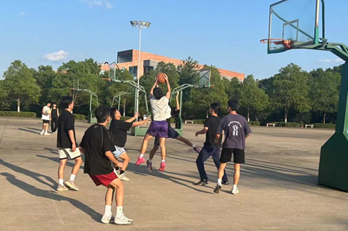 信息工程系“青春‘籃’途，畢業(yè)新程”籃球賽圓滿落幕