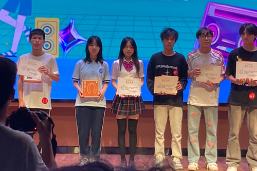 音樂(lè)與青春共舞 我系賀佳琪同學(xué)以《如果愛(ài)忘了》斬獲學(xué)院十佳歌手殊榮 