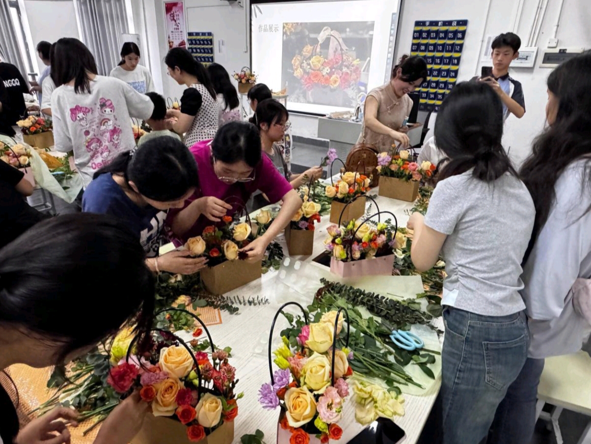 花香蘊初心 青春綻芳華——經(jīng)貿(mào)物流系舉辦黨建帶團建特色花藝活 動 ?
