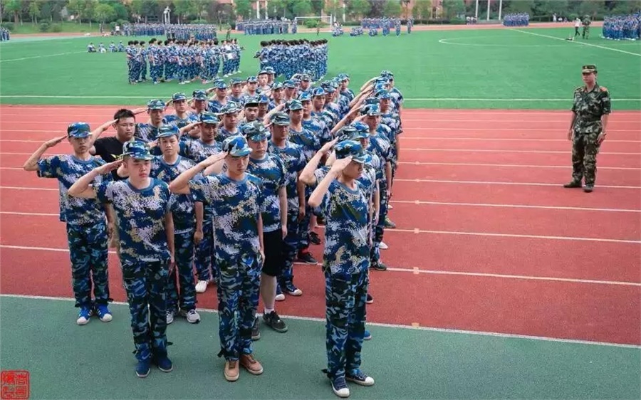 我系2015級新生圓滿完成軍訓(xùn)任務(wù)