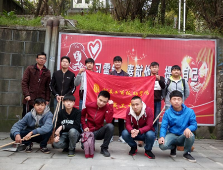弘揚雷鋒精神 我們正在行動之——機械系汽修專業(yè)義務汽車日常檢查