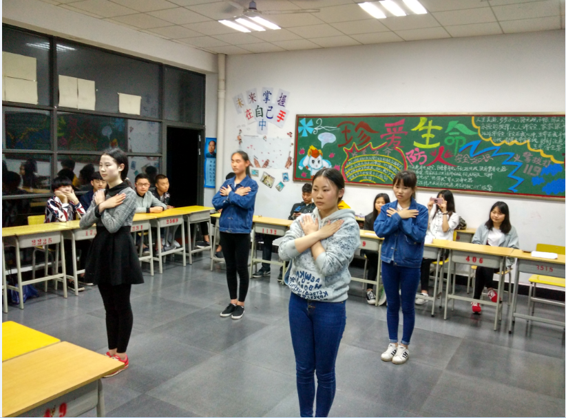 電商高1501班“感恩生活，感動(dòng)你我”主題班會(huì)活動(dòng)總結(jié)